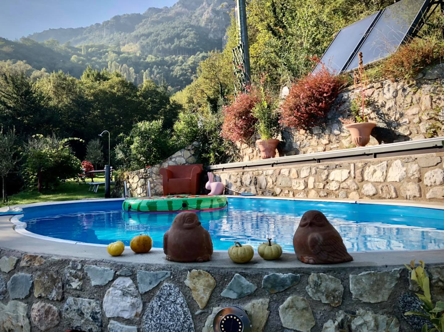 Pool bei Tag mit Bergen