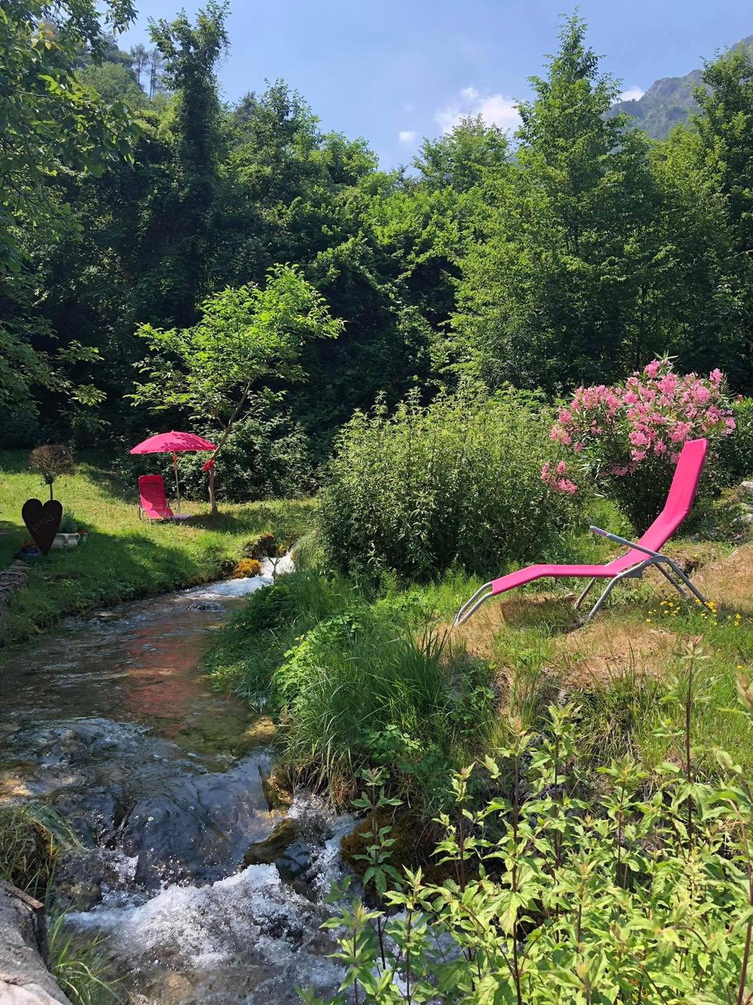 Brasa-Quellbach mit Liegestühlen