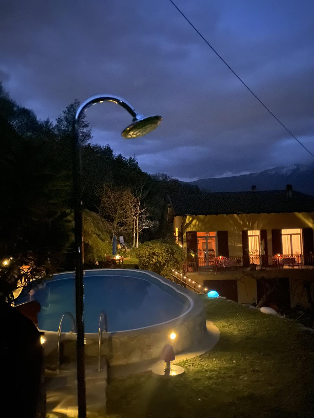 Villa Casa Brasa bei Nacht mit Pool und Beleuchtung