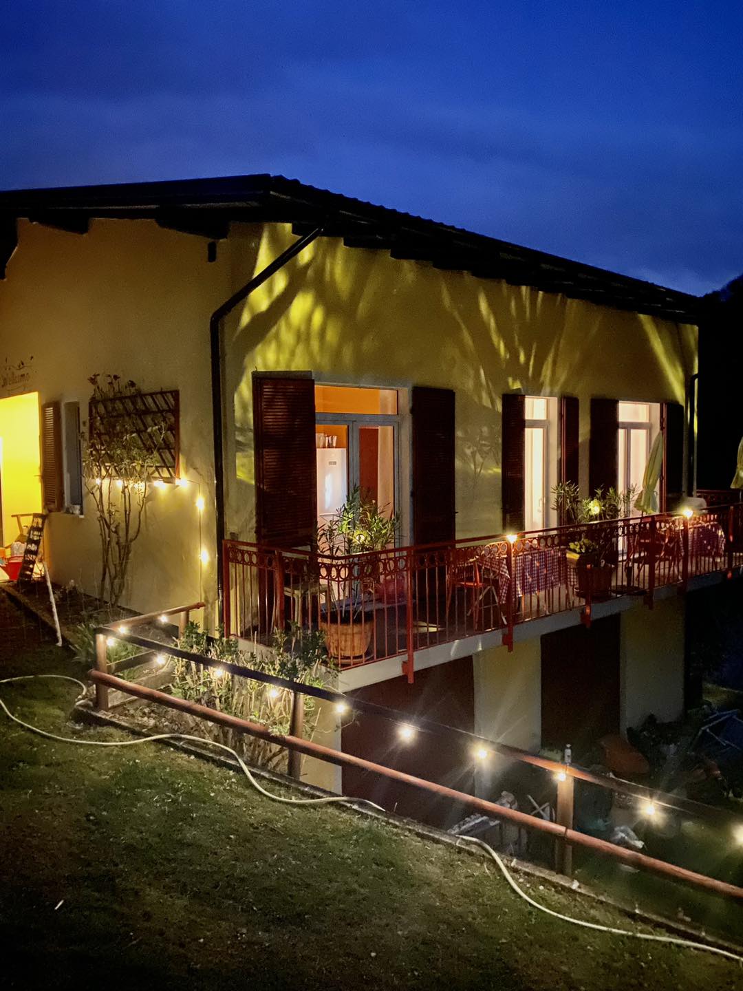 Villa bei Nacht beleuchtet