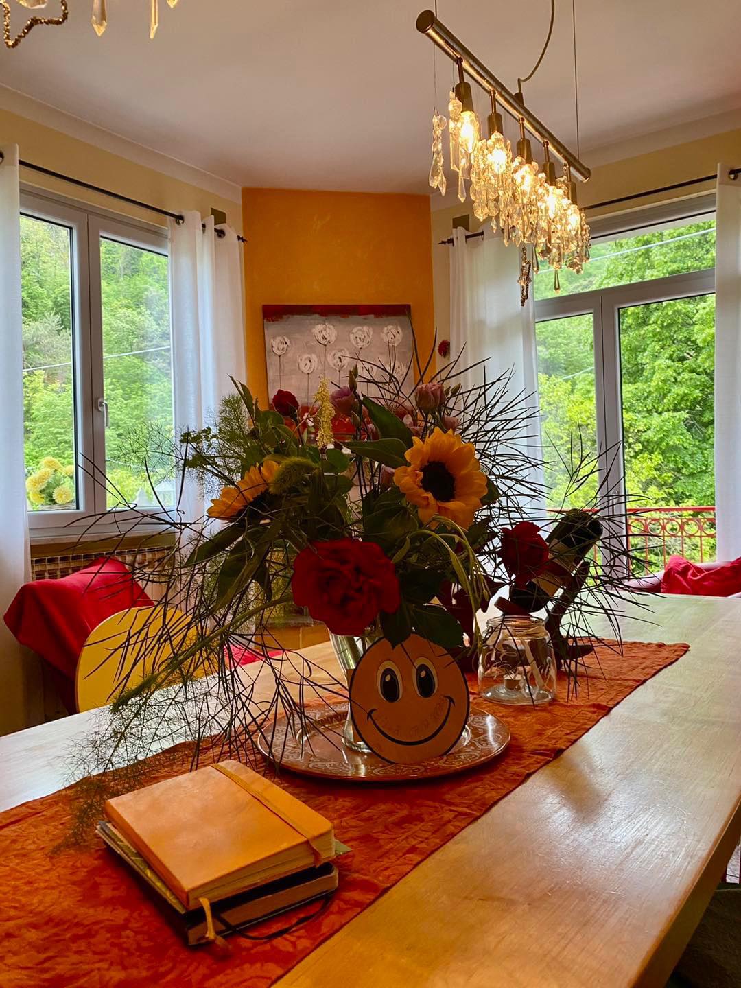 Esszimmer mit Blumen