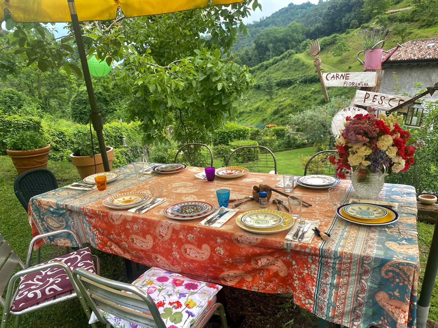 Draußen essen mit Bergsicht