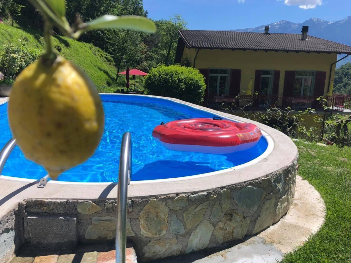 Pool mit Villa und Bergen