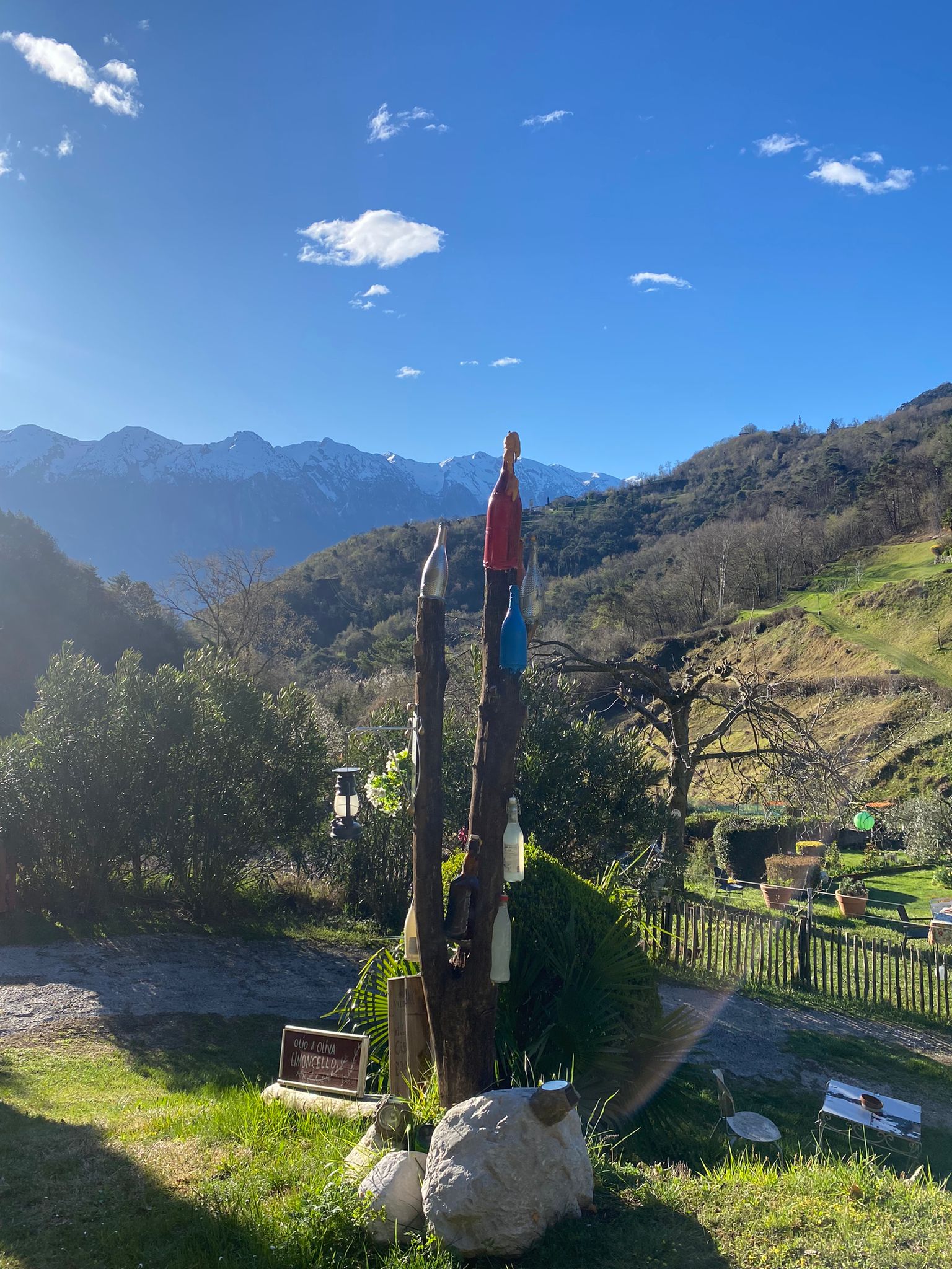 Gartenskulptur mit Bergpanorama